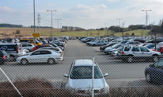 Vedle automobilky stojí hned nkolik parkovi. Jene k nim vede jediná...