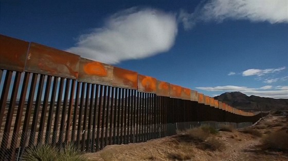 Podívejte se, jak vypadá americko-mexická hranice a kdo ji steí