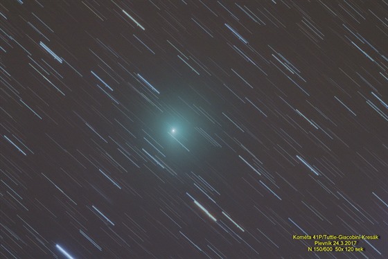 Snímek komety 41P/Tuttle-Giacobini-Kresák ze 24. bezna 2017 na pozadí hvzd...