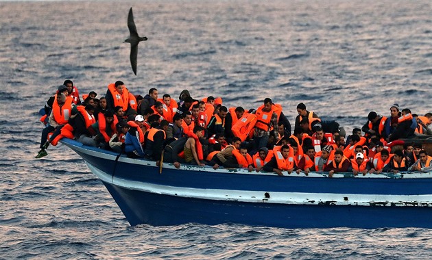 Migranti na přeplněné lodi u břehů Libye. (29.3. 2017)