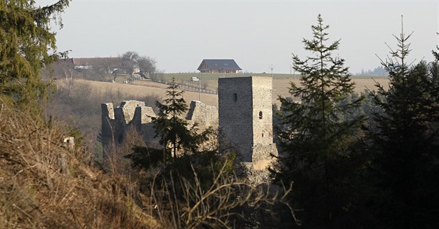 Novostavba srubu vyrostla na dohled od zíceniny hradu Roktejna. Vedle domu...