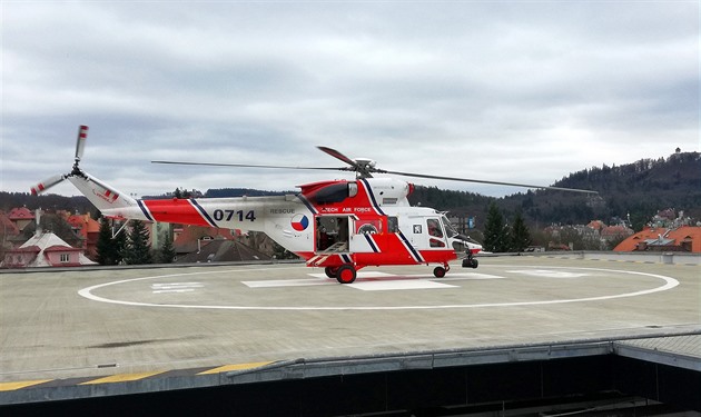 Pistání vrtulníku Letecké záchranné sluby AR Plze - Lín na heliportu...