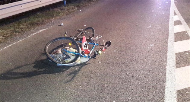Cyklista skonil s tkým zranním v nemocnici.