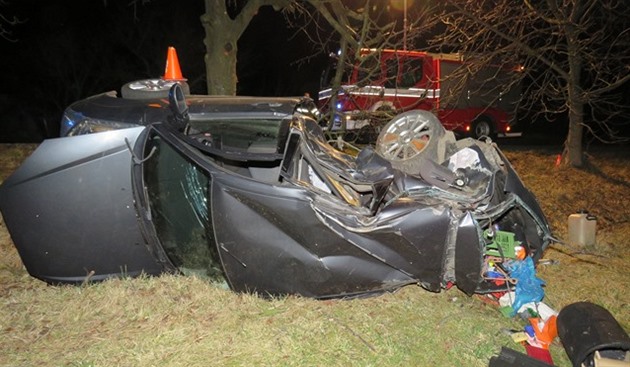 Osobní auto u Zdounek na Kromísku narazilo do dvou strom.