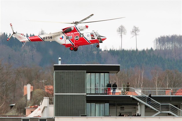 Pistání vrtulníku Letecké záchranné sluby AR Plze - Lín na heliportu...