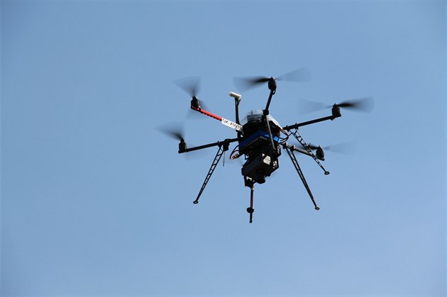 Dron (multikoptéra) s termovizní kamerou pro mapování malých ploch ve vysokém...