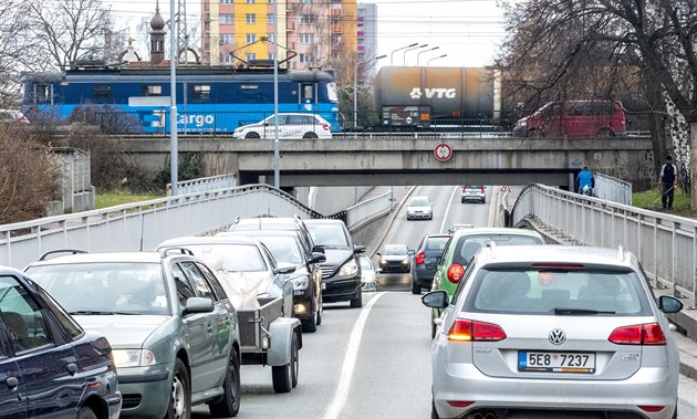 Také v Anenském podjezdu by ml po stavb obchvatu klesnout hustý provoz.