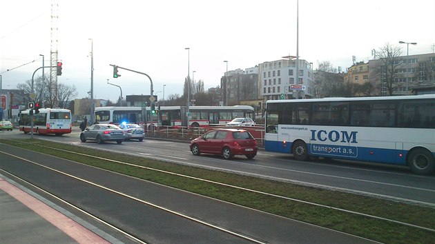 Dvoukloubový autobus v Praze dojezdil