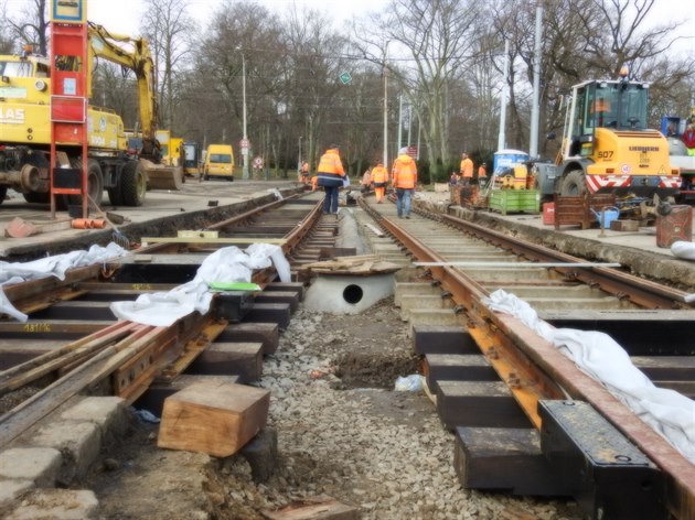 Oprava tramvajové smyky v parku Julia Fuíka