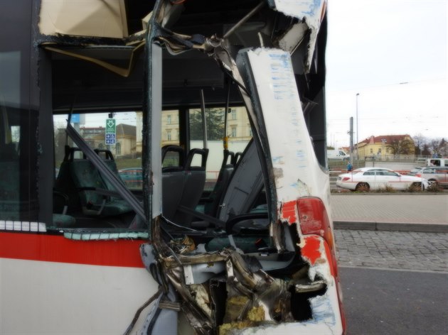 Nejdelí autobus v esku ml na Veleslavín nehodu.