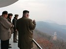 Severokorejský vdce Kim ong-un sleduje test nového raketového motoru (19....