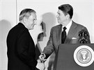 Americký finanník David Rockefeller (vlevo) pi setkání s prezidentem Ronaldem...