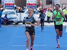 Eva Vrabcová Nývltová v cíli Praského plmaratonu v roce 2016. Za ní bí a...