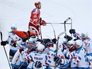 Hokejisté Chomutova slaví vítzství nad Tincem.