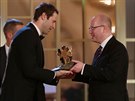 Petr ech pebírá z rukou premiéra Bohuslava Sobotky trofej za vítzství v...