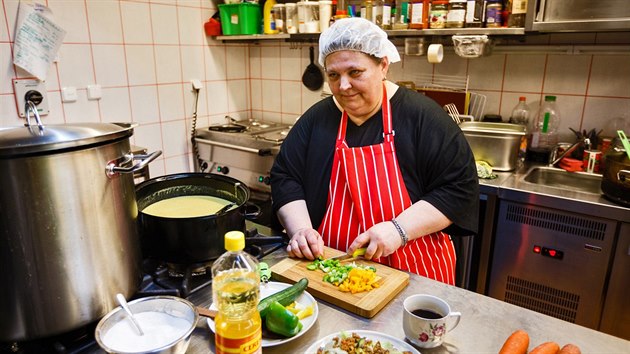 V nabídce je vždy jedna polévka, jedno hlavní jídlo, dezerty a chlebíčky.... V nabídce je vždy jedna polévka, jedno hlavní jídlo, dezerty a chlebíčky....