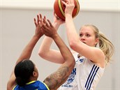 Julia Reisingerová (vpravo) z Karlových Varů střílí přes Kiu Vaughnovou z USK... Julia Reisingerová (vpravo) z Karlových Varů střílí přes Kiu Vaughnovou z USK...