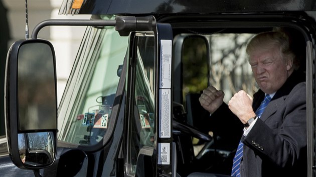 Prezident Donald Trump si u Blho domu vyzkouel, jak to je sedt za volantem...