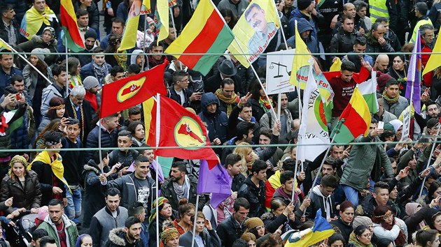 Prokurdsk demonstrace ve Frankfurtu nad Mohanem (18. bezna 2017)