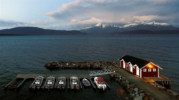 Pstav u vesnice Mestervik na severu Norska