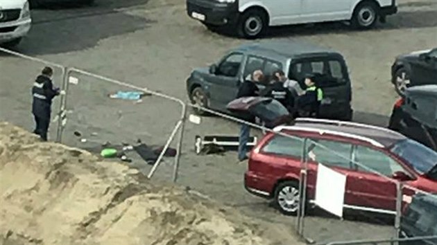 Policist prohledvaj automobil, kter vjel na p znu v Antverpch (23. bezna 2017)