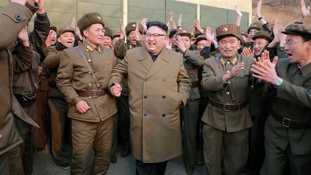 Severokorejsk vdce Kim ong-un slav test novho raketovho motoru (19. bezna 2017)