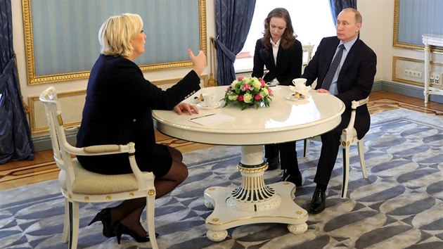 Vdkyn francouzsk Nrodn fronty Marine Le Penov se msc ped francouzskmi prezidentskmi volbami setkala v Kremlu s Vladimirem Putinem (24. bezna 2017)