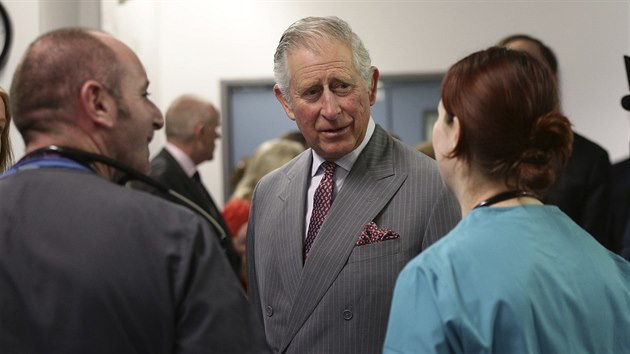 Lidi zrann pi toku u Westminsteru navtvil princ Charles. (24. bezna 2017)