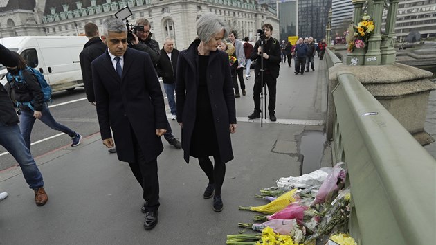 Londnsk starosta Sadiq Khan uctil pamtku teroristickho toku na Westminsterskm most (24. bezna 2017)