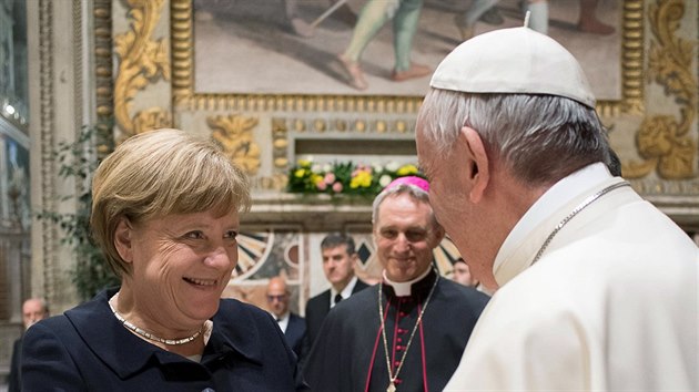 Pape Frantiek pijal prezidenty a premiry 27 zem Evropsk unie. Na snmku s Angelou Merkelovou (24. bezna 2017)