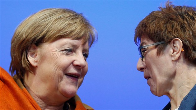 Angela Merkelov a kandidtka CDU v Srsku Annegret Krampov-Karrenbauerov na mtinku ve mst St. Wendel (23. bezna 2017)