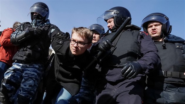 Policie zasahuje proti opozin demonstraci v centru Moskvy. (26. bezna 2017)