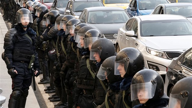 Rusk policie zasahuje proti opozin demonstraci v centru Moskvy. (26. bezna 2017)