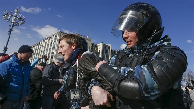 Policie zasahuje proti opozin demonstraci v centru Moskvy (26. bezna 2017)