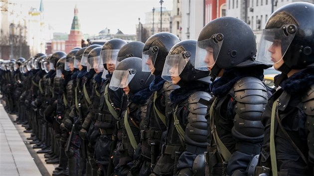 Rusk policie zasahuje proti opozin demonstraci v centru Moskvy (26. bezna 2017)