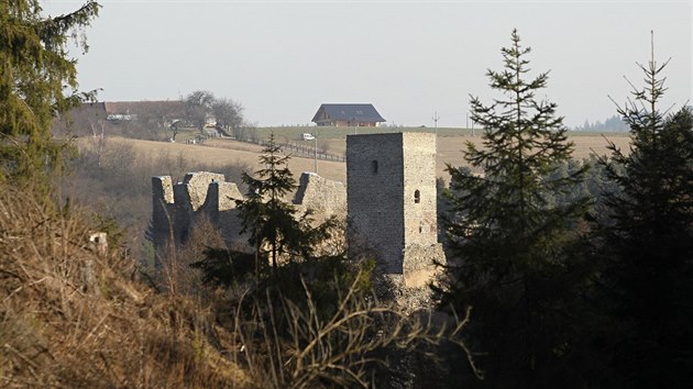 Novostavba srubu vyrostla na dohled od zceniny hradu Roktejna. Vedle domu pibude jet gar
a devnk.