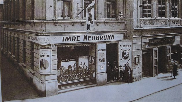 Snmek je z doby, kdy ml v dom, kde je dnes knihkupectv, prodejnu obuvi idovsk obchodnk Imre Neubrunn.