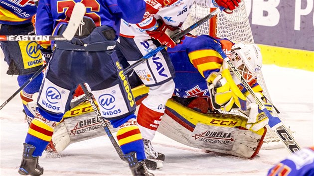 Momentka z duelu Pardubice (bl) vs. esk Budjovice. Oporou hostujcho tmu byl brank Kva.