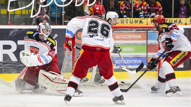 SMUTN OKAMIK PRO HRADEC. Brank Patrik Rybr dostv gl, zprava pihlej Roman Kukumberk a Jaroslav Bedn.