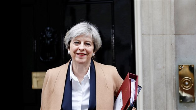 Britsk premirka Theresa Mayov opout Downing Street 10 (29. bezna 2017)