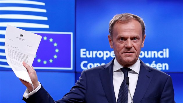 Pedseda Evropsk rady Donald Tusk ukazuje dopis od britsk premirky Theresy Mayov, v nm d o aktivaci lnku 50 Lisabonsk smlouvy (29. bezna 2017)