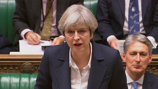 Britsk premirka Theresa Mayov oznamuje v parlamentu, e podala dost o aktivaci lnku 50 Lisabonsk smlouvy (29. bezna 2017)