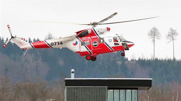 Pistn vrtulnku Leteck zchrann sluby AR Plze - Ln na heliportu karlovarsk nemocnice