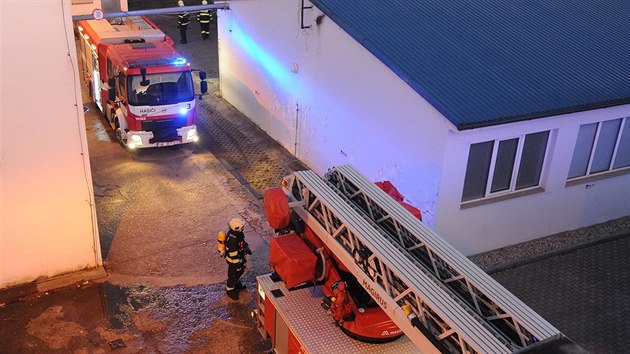 S porem vrobn haly v praskch Vysoanech bojovali hasii z pti jednotek (26. bezna 2017).