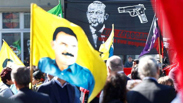 Ve vcarskm hlavnm mst Bernu demonstrovalo proti tureckmu prezidentovi Recepu Tayyipu Erdoganovi asi 5 000 lid (25. bezna 2017)