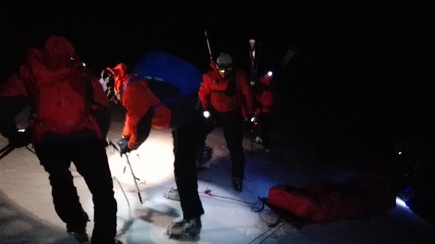 Tiasedmdestilet skialpinista peil piblin 200 metr dlouh pd ve Vysokch Tatrch na Slovensku (26. bezna 2017)