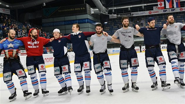 Hokejist Chomutova oslavuj postup do semifinle extraligy, nejvce vlevo je kapitn Chomutov Michal Vondrka.