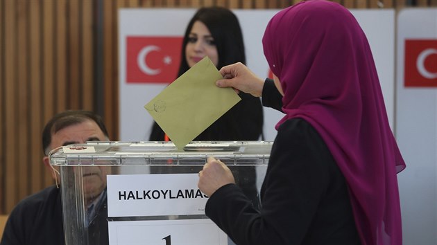 Zhruba 1,4 milionu oprvnnch tureckch voli ijcch v Nmecku hlasovalo v referendu, kter me poslit pravomoci tureckho prezidenta (27. bezna 2017)