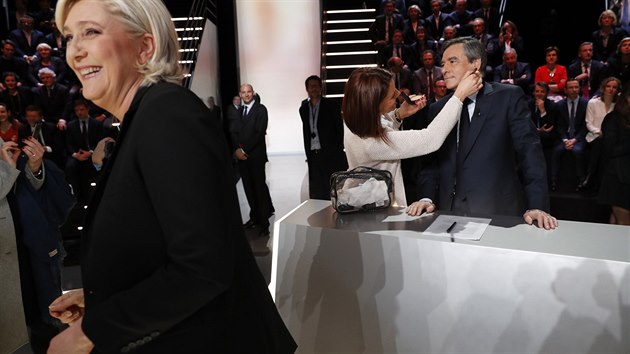Prezidentt kandidti Marine Le Penov a Francois Fillon (20. bezen 2017).