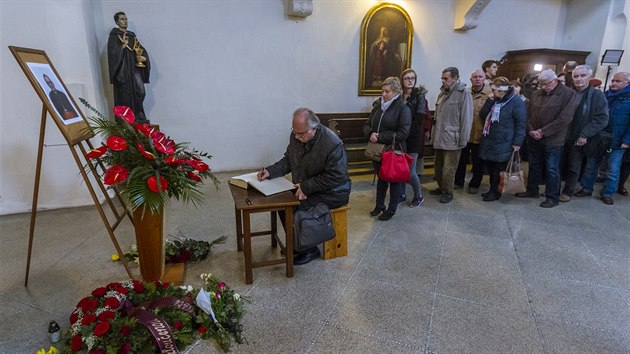 Lid se v ptek louili se zesnulm kardinlem Miloslavem Vlkem v kostele sv. Benedikta na Hradanskm nmst v Praze (24. bezna 2016)
